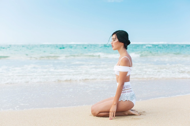 2. Áo tắm crop-top. Các cô nàng sở hữu vòng eo bánh mì sẽ tha hồ diện đồ bơi sành điệu và đẹp mắt với kiểu bikini crop-top đang rất “hot” trong hè này.