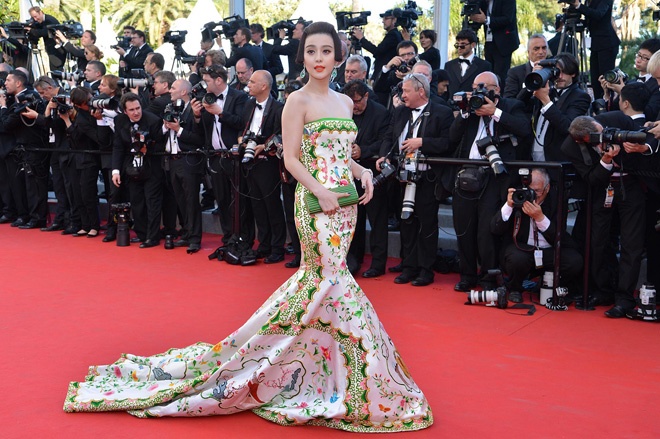 Ưu ái các hoa văn mang đậm màu sắc châu Á, với màu sắc đỏ, vàng, xanh biển… đặc trưng cho màu hoàng tộc xưa, mỹ nhân 8X trở thành điểm sáng nổi trội giữa “rừng” chân dài tóc vàng, mắt xanh. Với thiết kế tinh tế và đầy nghệ thuật, không ít trang phục mà Phạm Băng Băng chọn đã vinh dự lọt Top váy áo đẹp nhất trong lịch sử liên hoan phim Cannes.