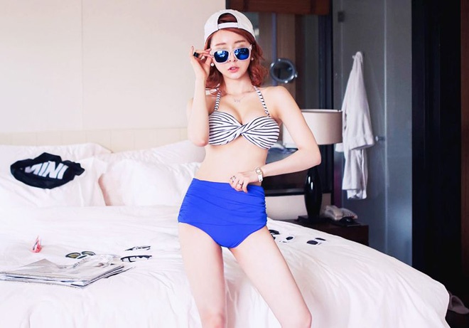 Với phần cạp cao qua eo, áo tắm crop-top là trang phục tắm đặc biệt hữu dụng cho những cô nàng vừa muốn che khéo vòng eo không gọn gàng, vừa yêu vẻ đẹp quyến rũ, ngọt ngào trên biển.