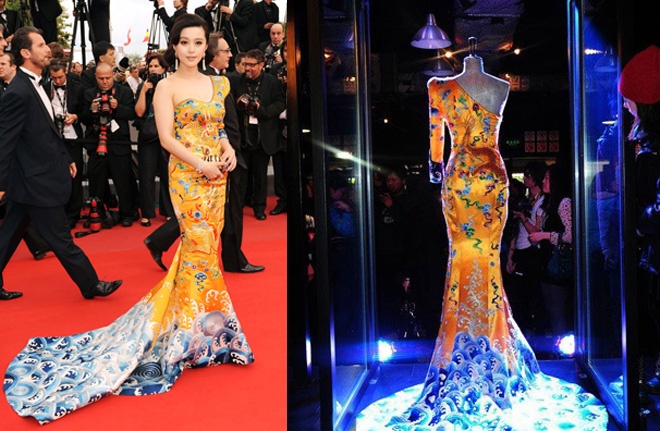  Không những vậy, chiếc váy vàng bất đối xứng 1 bên tay do Laurence Xu thiết kế cho Phạm Băng Băng để dự Cannes 2010 còn được xếp vị trí thứ 3 trong danh sách 10 trang phục thảm đỏ đẹp nhất năm. Vinh dự hơn, chiếc váy lộng lẫy này còn được trưng bày tại Bảo tàng Victoria & Albert của Anh ngay sau đó.