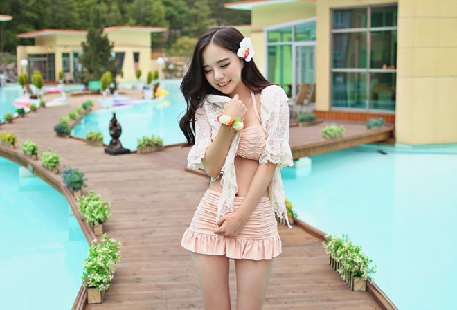 Kết hợp quần bơi dạng skorts (váy kèm quần bên trong), với phần cạp cao qua eo cũng là gợi ý đáng cân nhắc cho bạn gái có vòng 2 không thon thả.