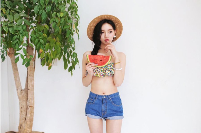 4. Kết hợp shorts cạp cao. Mặc 1 chiếc quần shorts cạp cao bên ngoài bikini sẽ giúp bạn thêm cá tính, năng động mà vẫn hợp với không gian biển mùa hè.