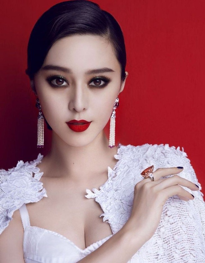 4. Dùng son màu sáng. Những gam màu tươi sáng như đỏ, cam, hồng sen… luôn giúp mỹ nhân 8X bừng sáng so với các gam màu pastel hay màu nude. Vì vậy, không ít lần fan hâm mộ đã ngất ngây trước vẻ đẹp ngọt ngào, rực rỡ của “Nữ hoàng thảm đỏ” CBiz trong các sự kiện đình đám như Cannes, Met Gala, Oscar…