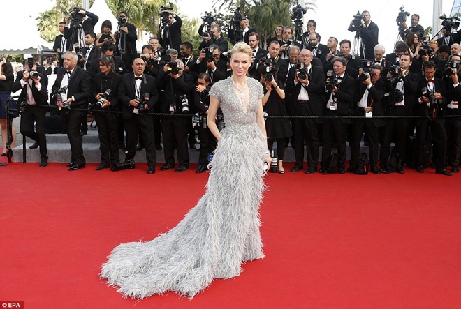 Đặc biệt, chiếc váy haute couture lộng lẫy bằng lông vũ và đá quý của  Elie Saab đã giúp nữ diễn viên Naomi Watts tỏa sáng giữa hàng trăm mỹ nhân khác. Đây cũng là một trong những thiết kế nằm trong Top những trang phục thảm đỏ đẹp nhất Liên hoan Cannes năm nay.