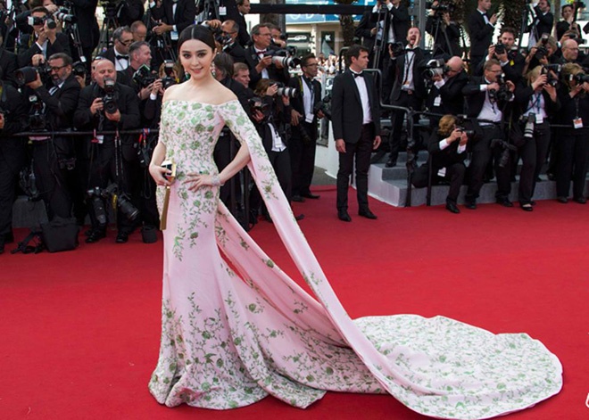 Chính Ralph & Russo đã giúp Phạm Băng Băng ghi đậm dấu ấn thời trang đẳng cấp trên thảm đỏ Cannes 2015. Được biết, đã có đến 30 người thợ thủ công khâu tay chiếc váy trong hơn 1.000 giờ đồng hồ. 1.000 mét vải lụa và 10.000 viên pha lê Swarovski đã được sử dụng để hoàn thành bộ cánh tuyệt mỹ này.