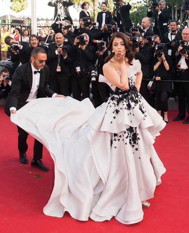 Hoa hậu đẹp nhất mọi thời đại, Aishwarya Rai‬, diện một thiết kế cầu kỳ của Ralph & Russo. Đây là thiết kế giúp người đẹp Ấn Độ nổi bật trên thảm đỏ, nhưng lại phải nhờ đến vài vệ sĩ theo hộ tống và chỉnh sửa váy áo.
