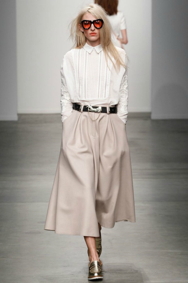 Tùy vào cá tính của mỗi người, bạn có thể chỉ sơ vin vào quần để mang lại cảm giác thoải mái, thân thiện, hoặc chọn thêm một chiếc thắt lưng thật tinh xảo, sành điệu tạo điểm nhấn.