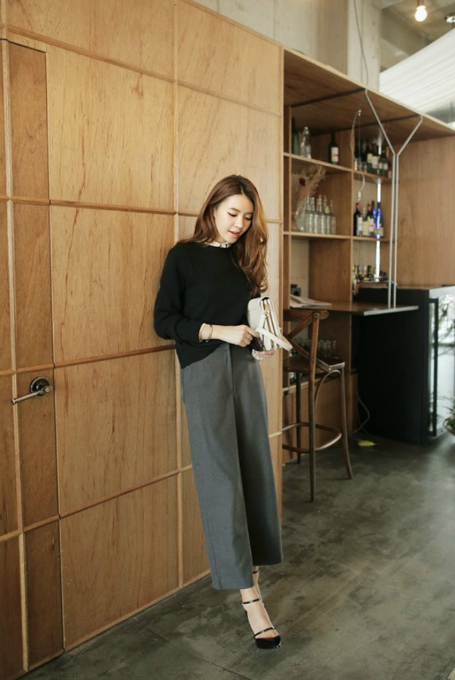 Với giày dép, bạn hãy chọn đi giày cao gót để tăng chiều cao và bước đi nữ tính, sắc sảo hơn. 