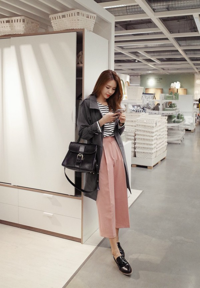 Tuy nhiên, nếu muốn thoải mái, bạn có thể đi giày bệt kiểu nam như giày Oxford hoặc Brogue để khoe nét lịch lãm, cá tính.  