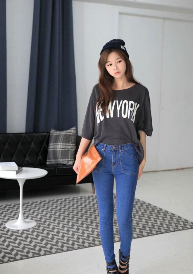 1. Quần jeans cạp cao:  Những chiếc quần jean cạp cao giúp các cô nàng chân ngắn ăn gian chiều cao và khéo léo khoe đôi chân thon dài. 