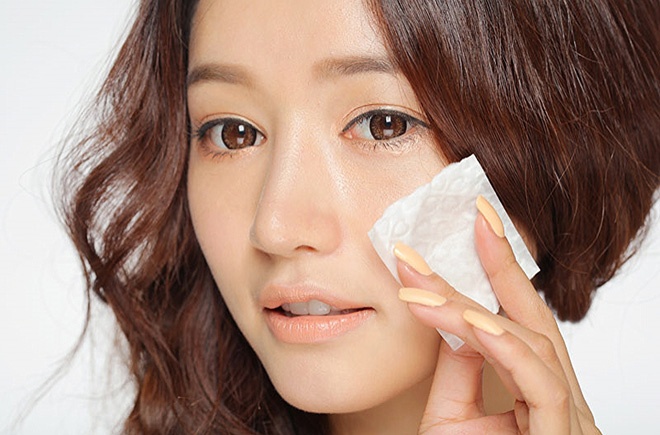 Khăn giấy tẩy trang tiện dụng, nhưng vẫn không thể bỏ qua sữa rửa mặt và nước ấm.