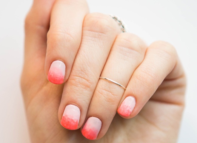 1. Nail màu loang. Như những viên kẹo ngọt hay que kem hấp dẫn ngay trên tay xinh, kiểu nail loang màu giữa gam hồng cam với hồng pastel sẽ giúp bạn thêm hút ánh nhìn giữa mùa hè nóng bỏng.