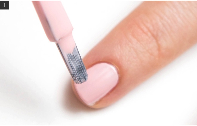 Để tạo kiểu nail này, đơn giản bạn chỉ cần 1 lọ sơn màu hồng pastel, 1 lọ sơn màu hồng cam hoặc đỏ cam và 1 miếng bọt biển hình tam giác. Bắt đầu bằng cách sơn một lớp hồng pastel lên toàn bộ móng. Để khô hoàn toàn trước khi bắt đầu bước tiếp theo.