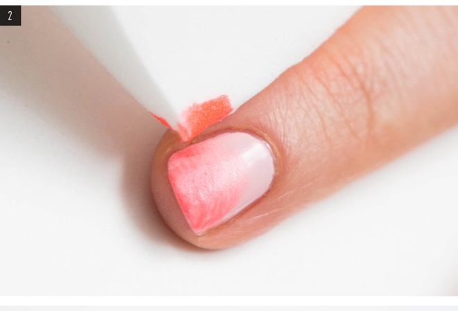 Đổ một ít sơn màu hồng cam ra đĩa hoặc thìa. Thấm đầu nhọn của miếng bọt biển vào sơn và chấm lớp sơn này lên móng tay. Nên chấm sơn đậm màu ở phần đầu móng, nhạt dần về phía chân móng như hình minh họa để sở hữu một kiểu nail màu loang thật duyên dáng, ngọt ngào.