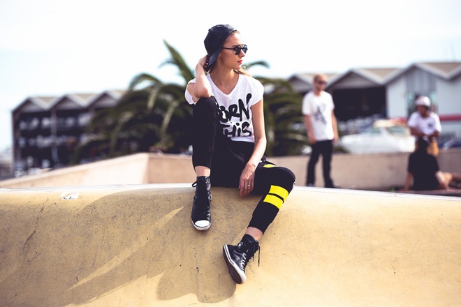 Phoi do den trang cuc chat tu fashionista noi tieng the gioi hinh anh