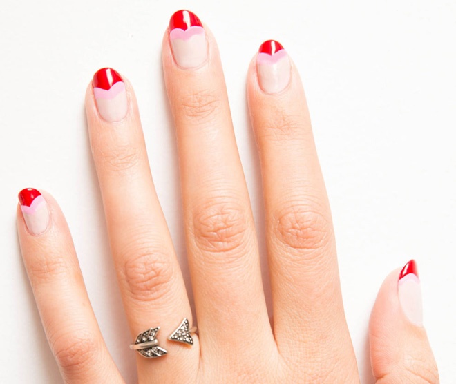 2. Nail hình nửa trái tim. Kỳ công hơn nail màu loang, nhưng nail hình nửa trái tim xếp tầng ấn tượng và rất đáng cho bạn dành thời gian thử nghiệm.