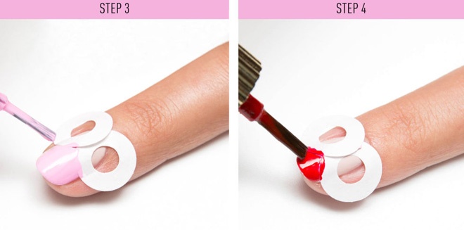 Phết đều sơn màu hồng lên phần đầu móng. Để sơn khô, dời 2 miếng bìa giấy lên cao hơn và tiếp tục phủ thêm một lớp sơn đỏ.