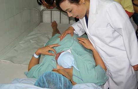 Bộ trưởng Bộ Y tế Nguyễn Thị Kim Tiến thăm hỏi, chúc mừng một phụ nữ vừa sinh con tại BV Từ Dũ (TP.HCM). Ảnh: TRẦN NGỌC