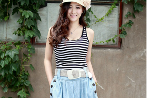 Mix do voi chan vay denim cho mua he soi dong hinh anh