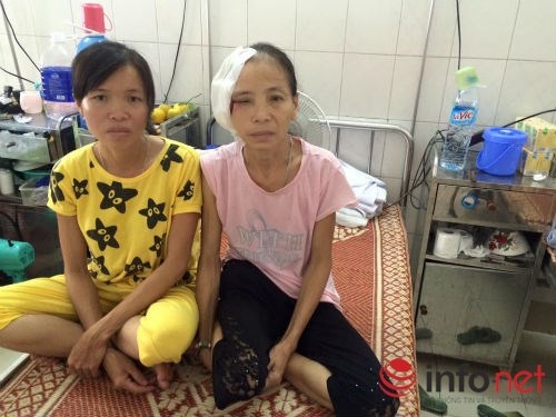 Bà Vân và con gái ở bệnh viện.