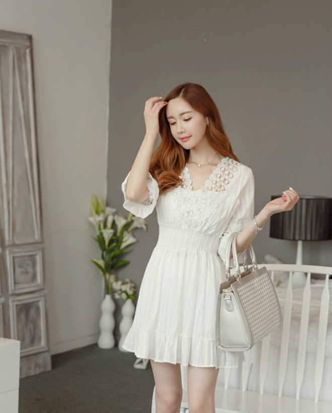 Váy màu trắng thanh lịch cũng khiến quý cô công sở trẻ trung tươi mới hơn trong ngày hè.Váy trắng là gam màu cực kì dễ mặc mang lại vẻ đẹp thanh lịch cho bạn gái.