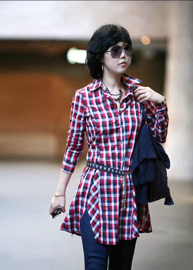 Áo dáng dài kẻ caro không còn là item xa lạ với chúng ta. Bạn có thể lựa chọn những dáng áo như thế này để đi làm, đi học hoặc cafe với bạn bè. Một chiếc đai thắt phần eo sẽ giúp chiếc áo của bạn trở nên mới hơn đấy.