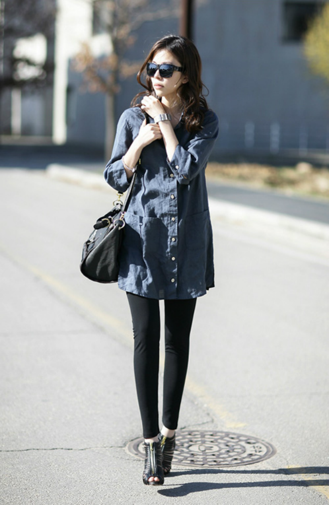 Khi lựa chọn áo dáng dài, hãy chú ý lựa chọn cho mình một chiếc quần phù hợp. Sự lựa chọn tốt nhất đó chính là một chiếc quần ôm sát tối màu. Chiếc áo dáng dài qua hông sẽ giúp bạn thu hút ánh mắt của người khác nên bạn đừng quá lo lắng nhé.