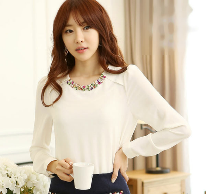 Đính đá, ánh kim hay diềm, nơ… ở phần trên cũng tập trung sự chú ý của người đối diện vào nó mà bỏ quên đi phần thân dưới “nặng nề”.