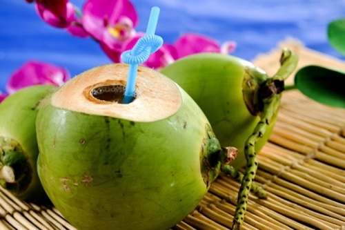 Khong biet cach uong, nuoc dua se gay hai hinh anh