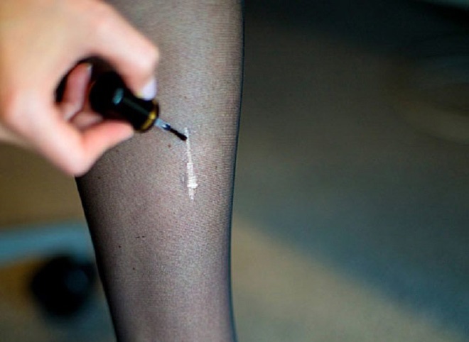 Sơn móng tay không màu giúp bạn giải quyết nhanh vết rách nhỏ trên quần tất.