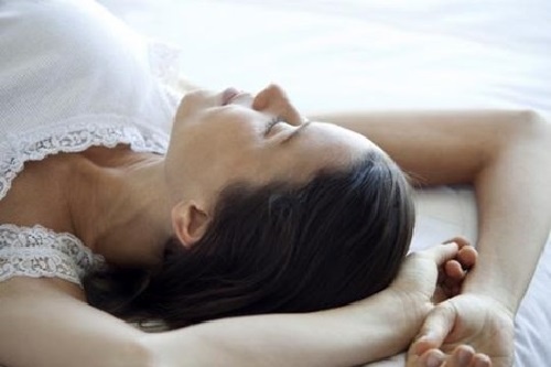 Anh huong cua tu the ngu len tam ly va suc khoe hinh anh