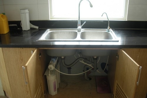 Dua nhau mua may loc nuoc RO, gay hai suc khoe chinh minh hinh anh