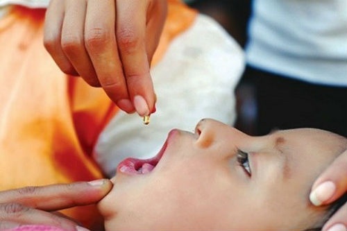 Tre ngo doc vi cha me boi bo vitamin D qua da hinh anh