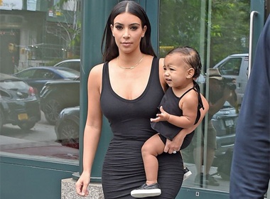 BST giay hang hieu cua nhoc ty nha Kim sieu vong ba hinh anh