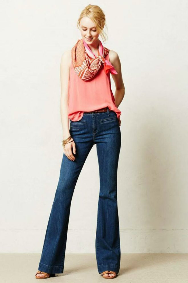 Phong cách phóng khoáng, kết hợp giữa cổ điển và hiện đại với ưu điểm dễ phối trang phục là lý do những chiếc quần ống loe của thập niên 70 được các nhà thiết kế, ngôi sao nổi tiếng và cả giới trẻ yêu thích.