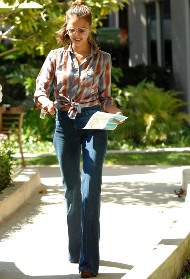 Jeans loe còn giúp che những khuyết điểm ở chân và khoe khéo phần hông vô cùng gợi cảm khi kết hợp cùng crop-top hay sơ mi cột eo.