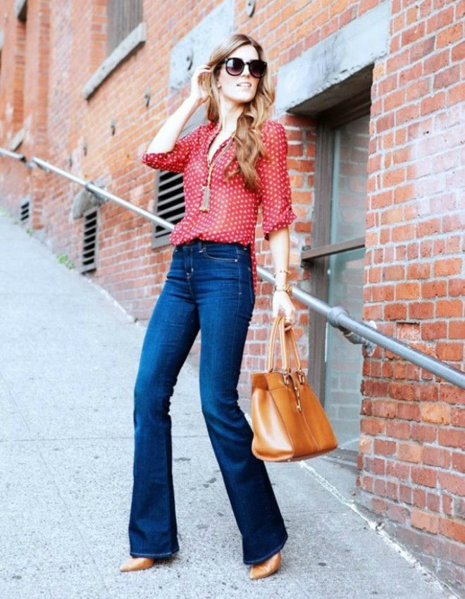 Tạo phong cách riêng cùng jeans loe cực dễ dàng vì nó có thể mix với nhiều kiểu áo và tạo các set đồ độc đáo. Những bạn gái muốn có phong cách dịu dàng, nữ tính thì chọn jeans và blouse, áo ren dài tay hay sơ mi chấm bi.