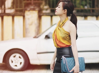 Co nang thoi trang su dung khan ngay he nhu the nao? hinh anh