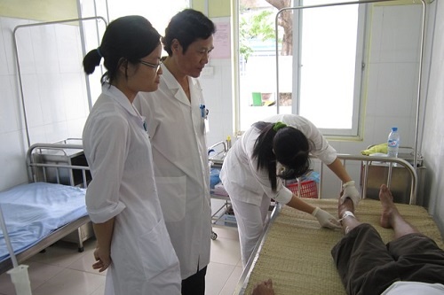 Chuyen cua nhung nu bac si cham soc benh nhan HIV hinh anh