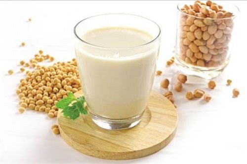 Co nen uong sua dau nanh thay nuoc? hinh anh