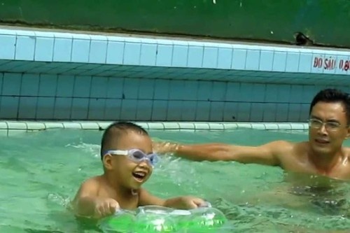 Nghi he: Giu con an toan trong moi truong nuoc hinh anh