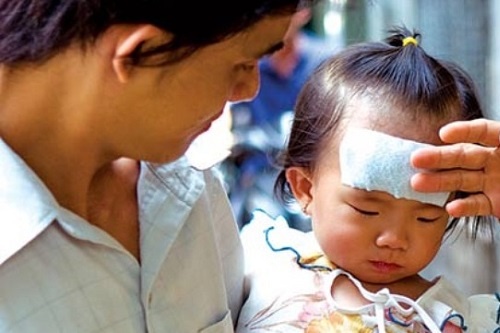 Nguy hiem khi su dung mieng dan ha sot sai cach hinh anh