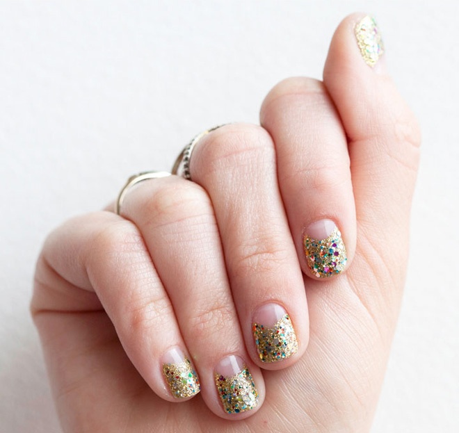 2. Nail kim tuyến lóng lánh. Đây là kiểu trang trí móng không chỉ thích hợp để dự tiệc mà còn mang lại vẻ ngoài hoàn hảo cho cô dâu trong ngày cưới.