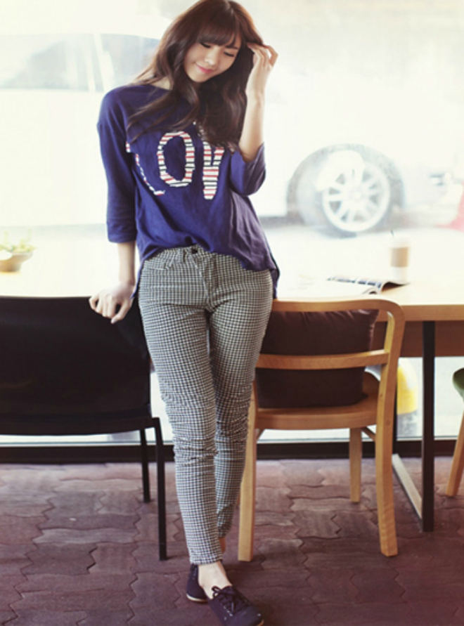 Ống đứng, không bó sát cũng không rộng thùng thình sẽ giấu dáng chân thô và mang đến vẻ thanh lịch. Bạn cũng nên chọn quần cạp cao, dài chấm gót để tăng chiều dài đôi chân.