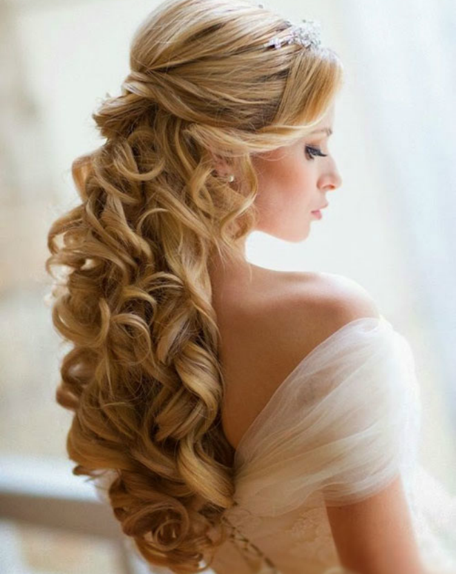 Với kiểu tóc này, chỉ cần uốn xoăn các lọn tóc và sử dụng thêm một chiếc lược, vương miện cài phía trước, cô dâu trông quyến rũ, gợi cảm hơn trong ngày cưới của mình.