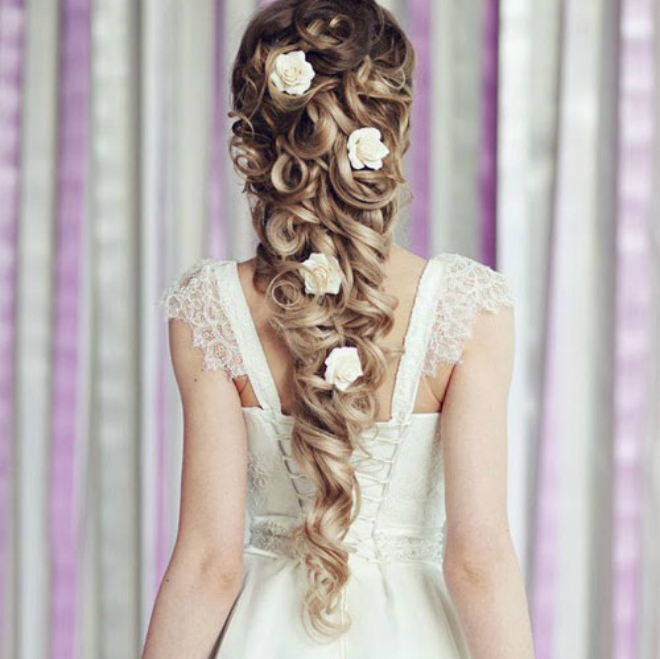 Hoặc điểm xuyết thêm những bông hồng nhỏ trắng tinh, giúp cô dâu thêm tự tin, quyến rũ.