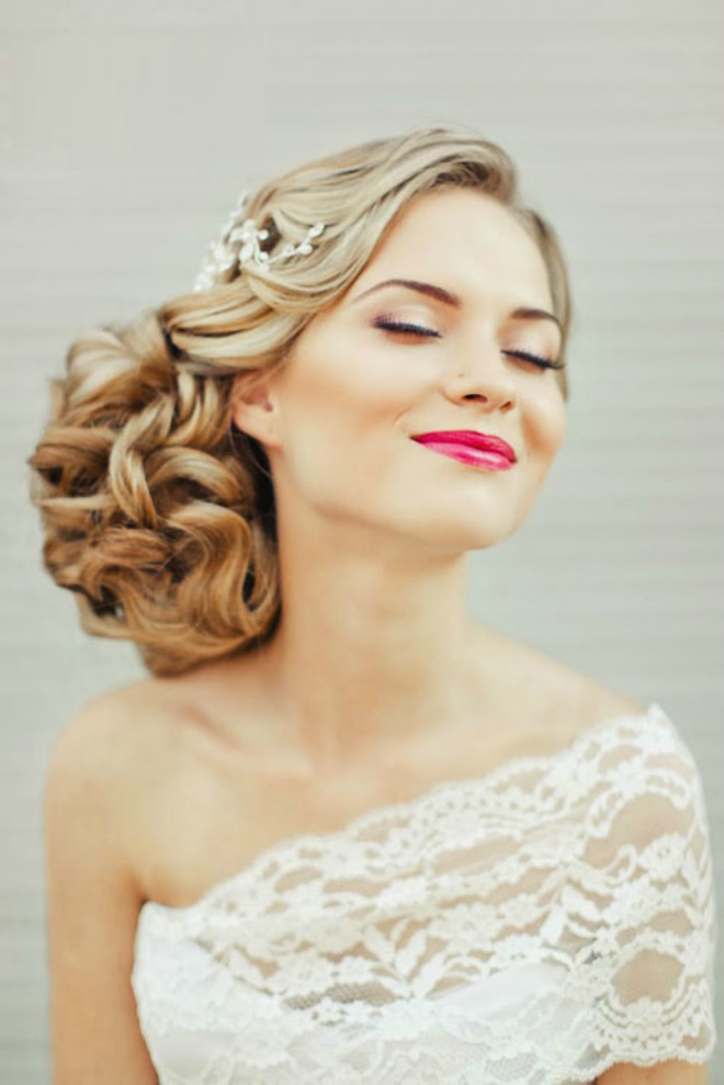 Hay tóc búi trễ, tóc búi lệch bên như các vũ công ballet, đang được rất nhiều cô dâu yêu thích.