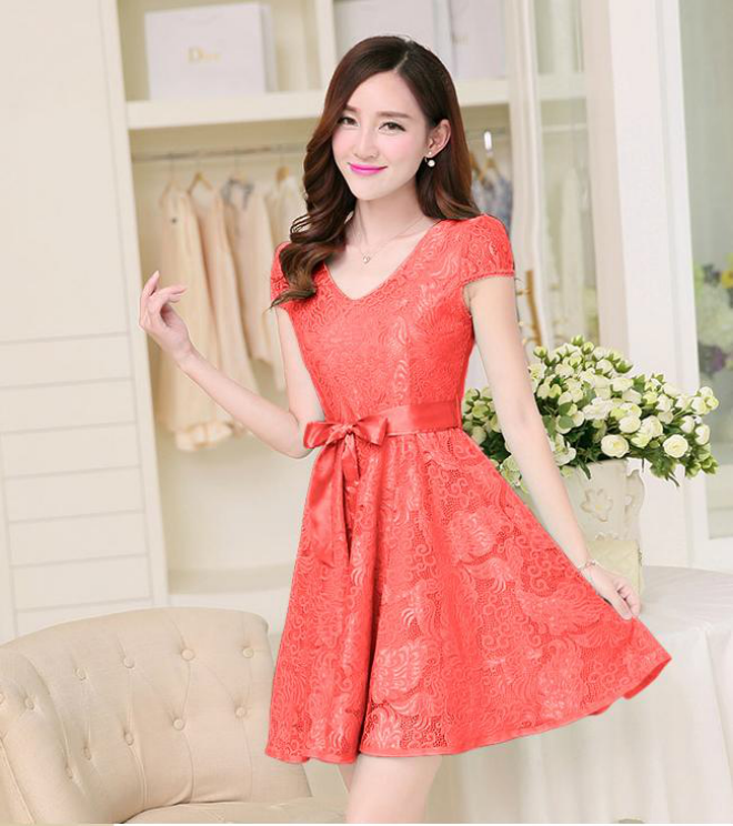 Váy đầm xòe eo cao: Đây là kiểu váy với thiết kế có phần eo được nâng lên và không quá ôm vào cơ thể.
