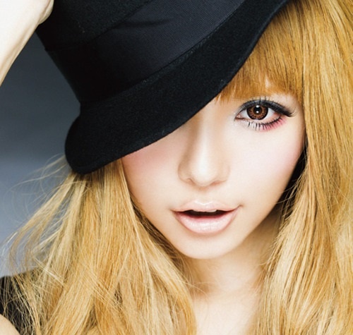 2. Kính giãn tròng: Ngoài việc đeo mi giả, kính giãn tròng cũng là món đồ làm đẹp không thể thiếu với teen Nhật để đôi mắt thêm long lanh. Các cô gái Nhật Bản mê nhất phong cách kiểu búp bê nên họ thường chọn kính giãn tròng có màu sáng, thậm chí rất nổi bật như xanh, tím…