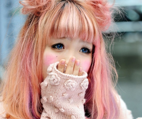 3. Má hồng: Trong cách làm đẹp của teen girl Nhật, má hồng thường được dặm hơi quá tay một chút, với mục đích giúp gương mặt thêm hồng hào, dễ thương.